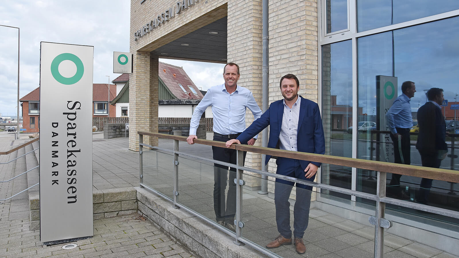 Søren Kjær Christensen (til højre), der er erhvervsdirektør i sparekassens Region Vestvendsyssel, søger lige nu en afdelingsdirektør til den kommende erhvervsafdeling i Hirtshals. Den kommer til at dele lokaler med sparekassens nuværende afdeling i byen, hvor Rene Jensen er afdelingsdirektør.